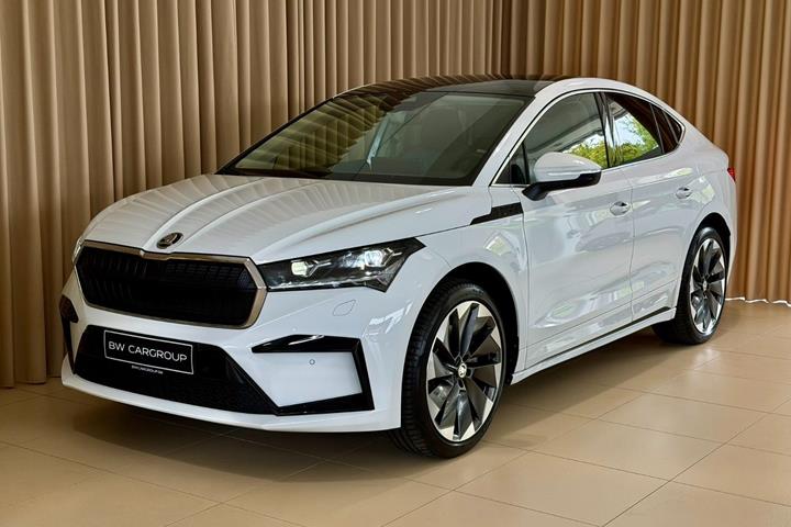 Hvid Skoda Enyaq fra 2024