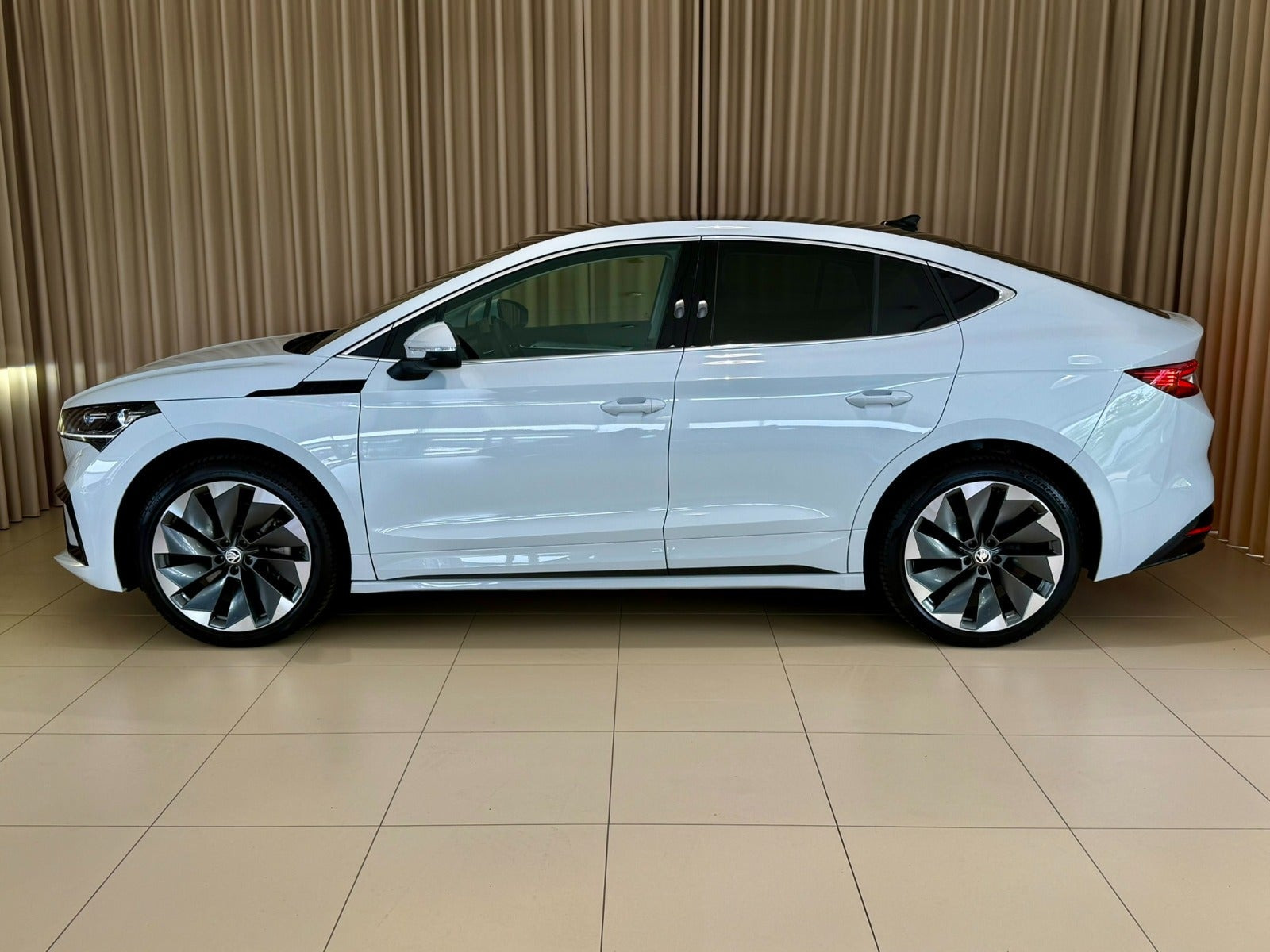 Hvid Skoda Enyaq fra 2024