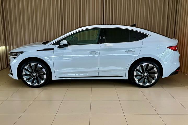 Hvid Skoda Enyaq fra 2024
