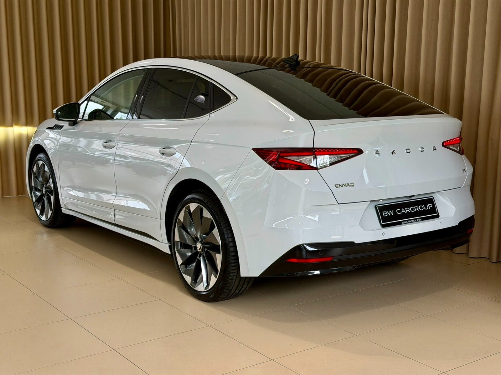 Hvid Skoda Enyaq fra 2024