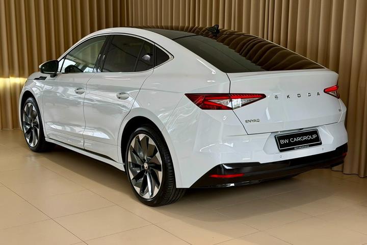 Hvid Skoda Enyaq fra 2024