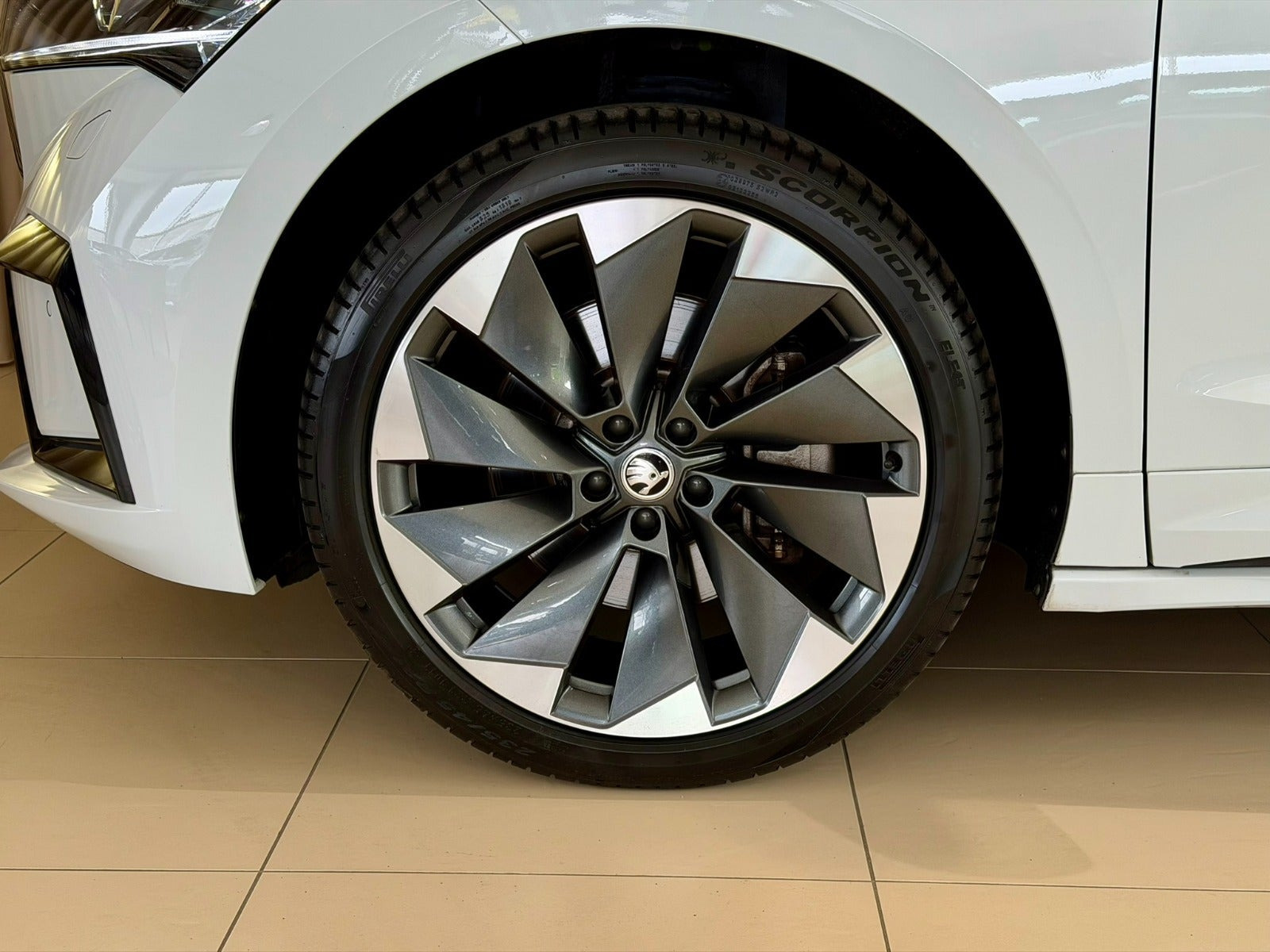 Hvid Skoda Enyaq fra 2024