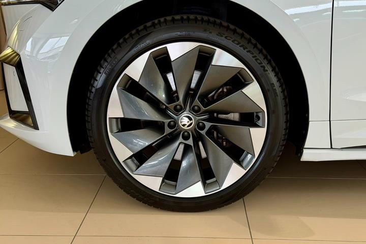 Hvid Skoda Enyaq fra 2024