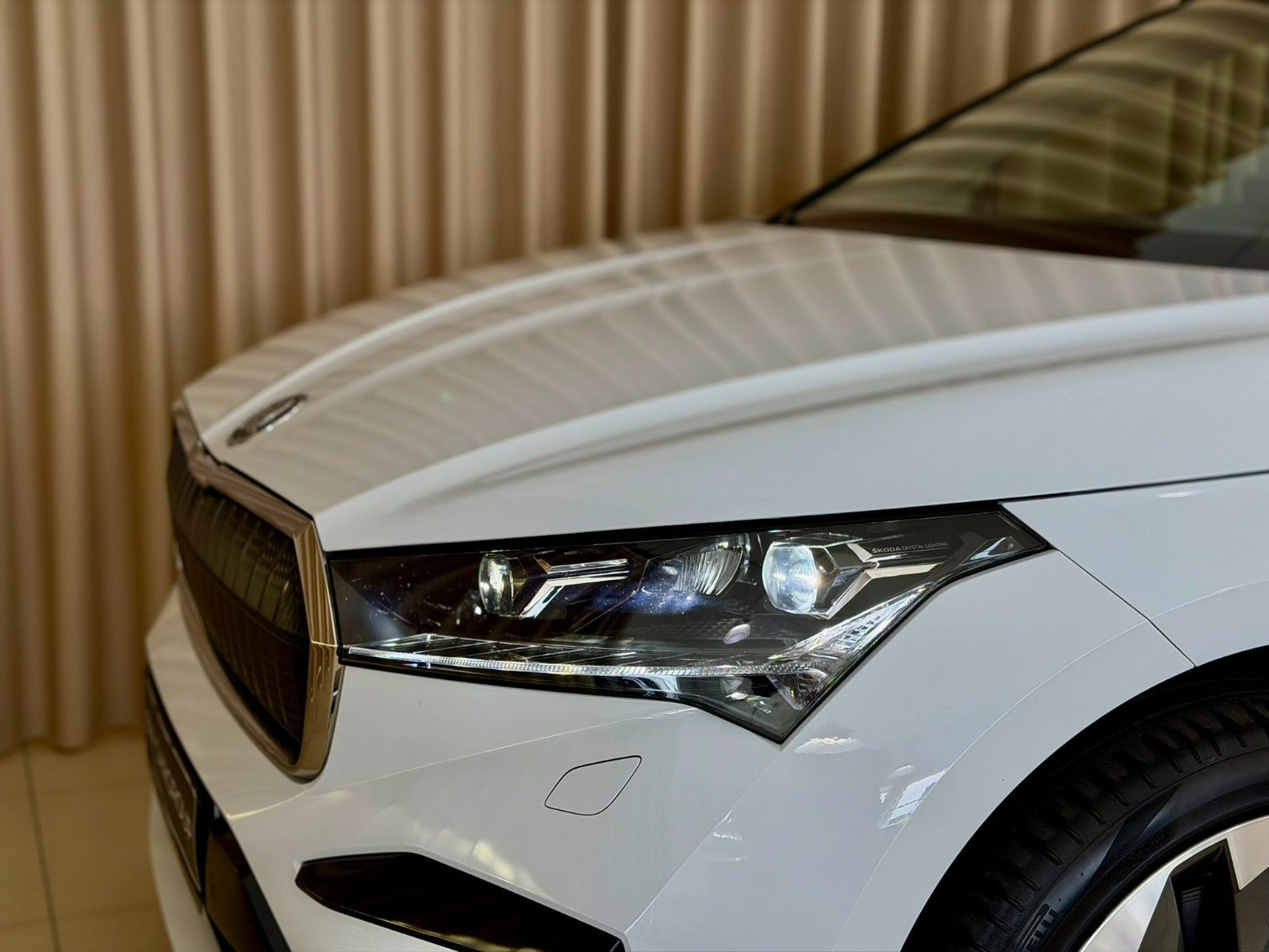 Hvid Skoda Enyaq fra 2024