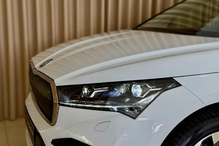 Hvid Skoda Enyaq fra 2024