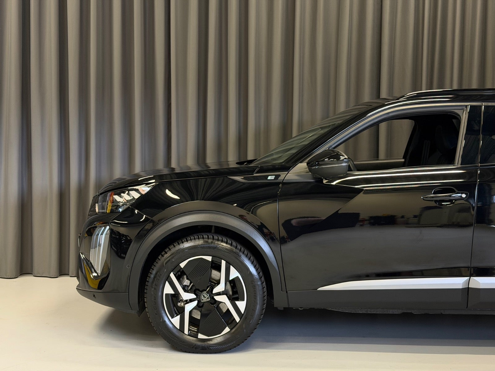 Sort Peugeot e-2008 fra 2024
