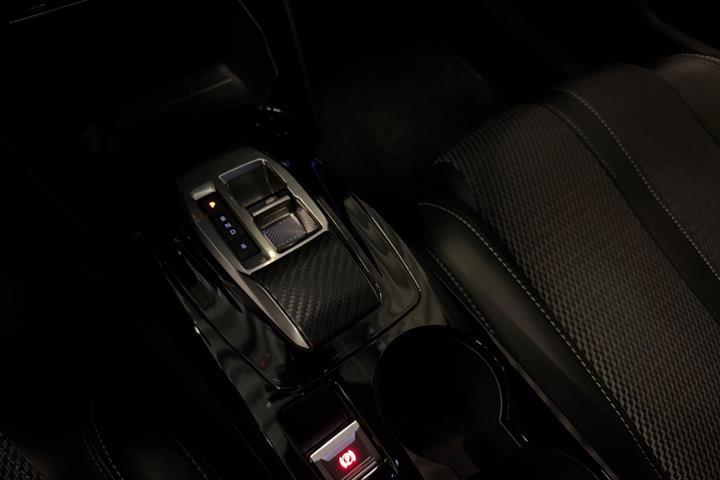 Sort Peugeot e-2008 fra 2024