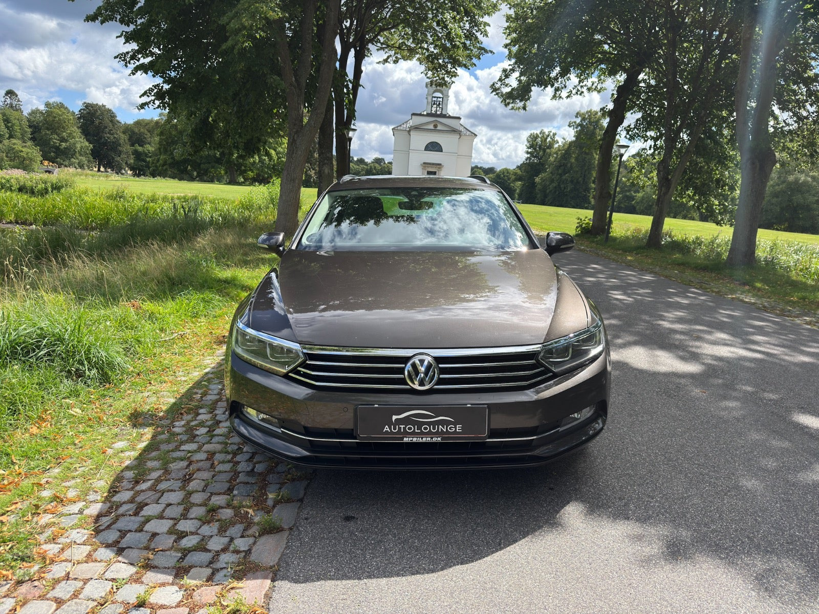 Grå VW Passat fra 2018
