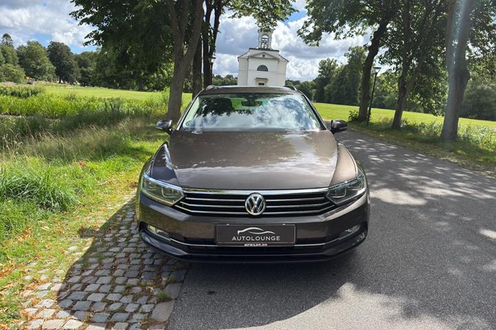 Grå VW Passat fra 2018