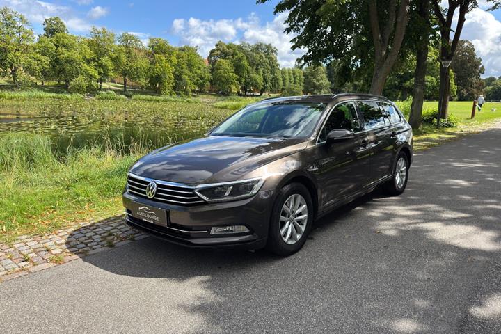 Grå VW Passat fra 2018