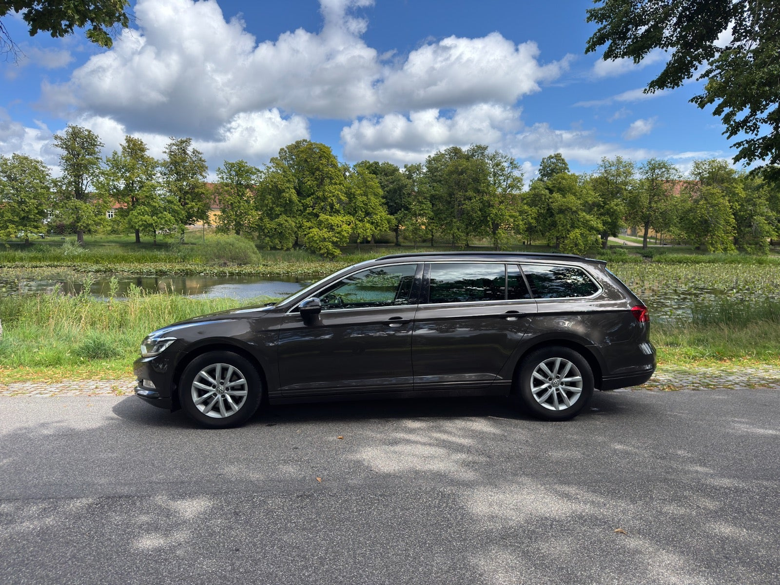 Grå VW Passat fra 2018