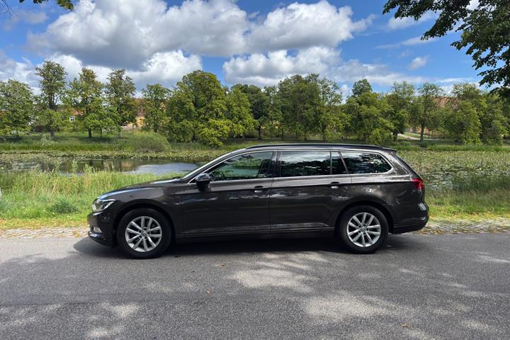 Grå VW Passat fra 2018