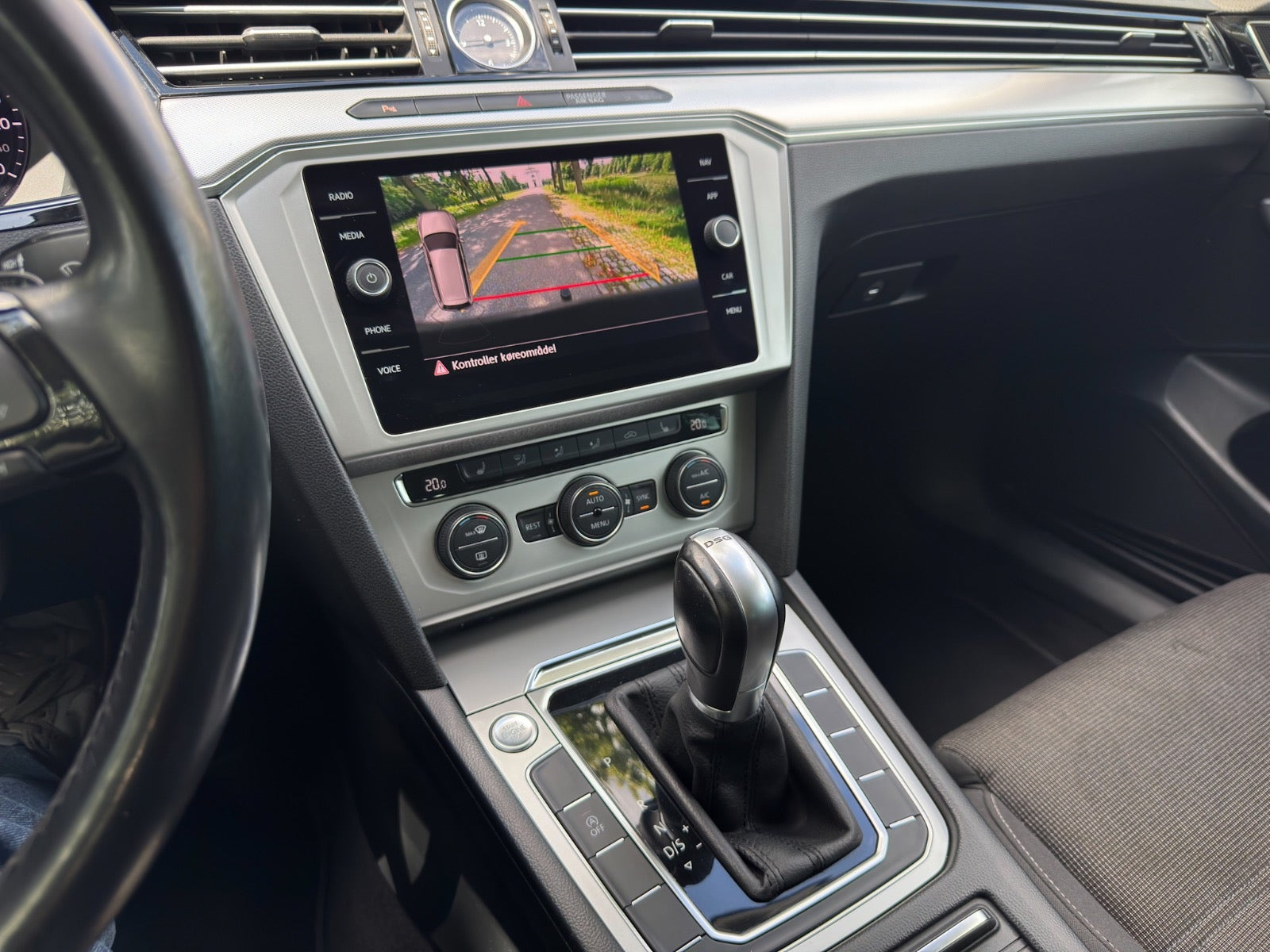 Grå VW Passat fra 2018