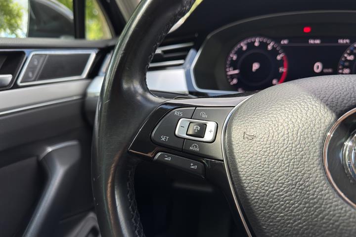 Grå VW Passat fra 2018