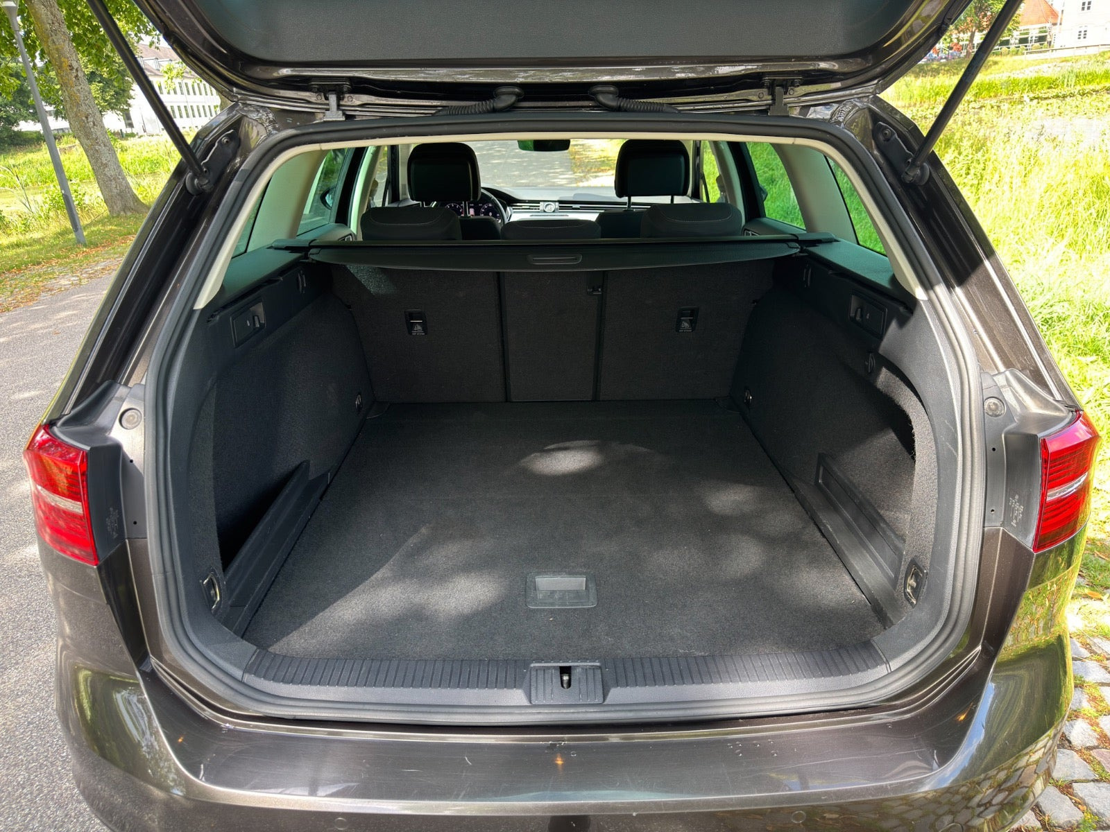 Grå VW Passat fra 2018
