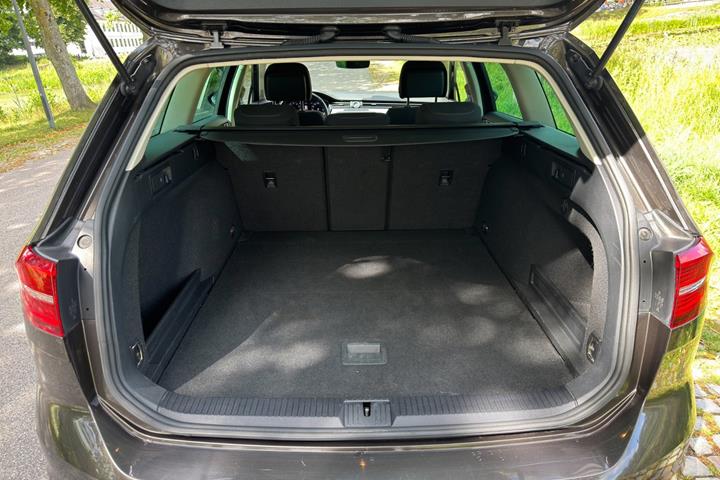 Grå VW Passat fra 2018