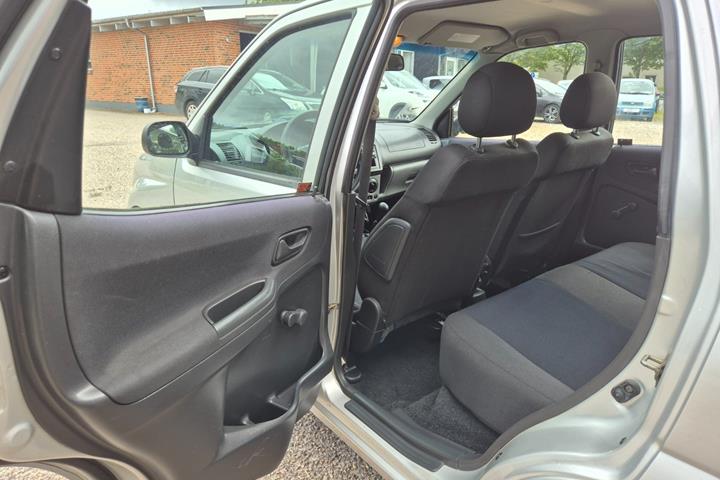 Grøn Suzuki Ignis fra 2004