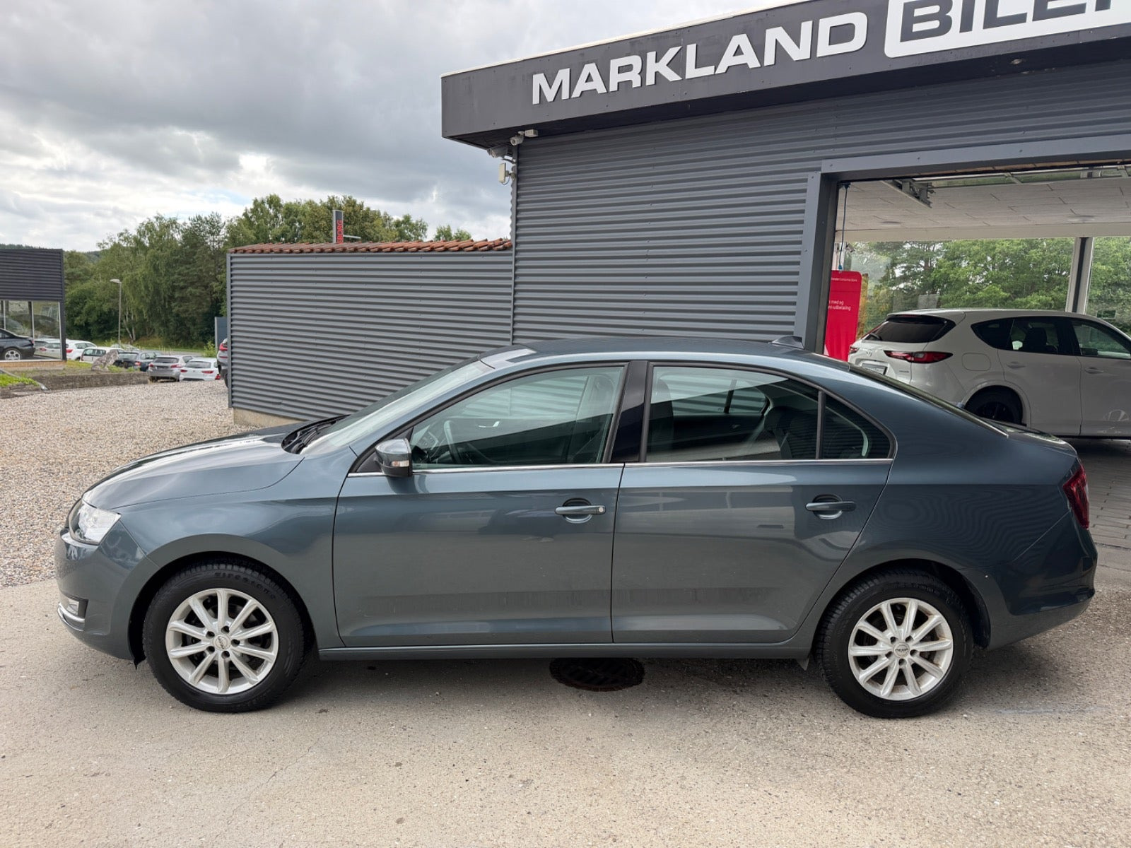 Grå Skoda Rapid fra 2018