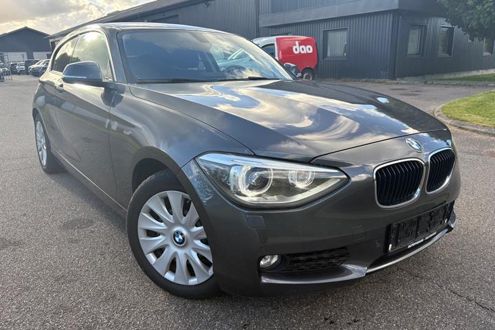 Sort BMW 118d fra 2015 set udefra