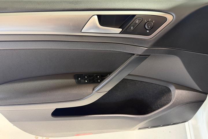 Hvid VW Golf VII fra 2015