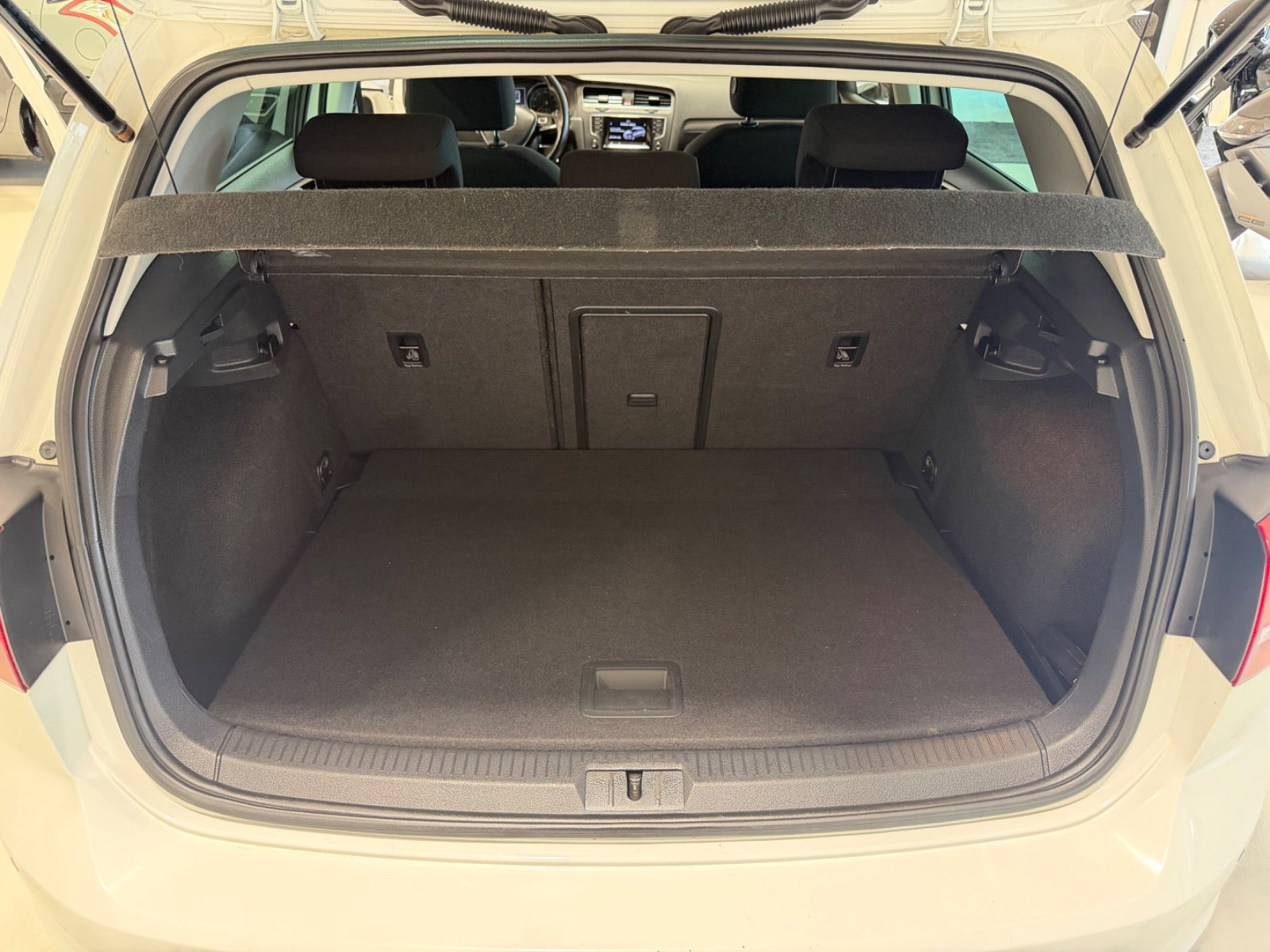 Hvid VW Golf VII fra 2015