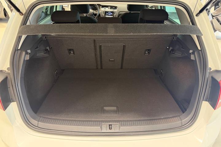 Hvid VW Golf VII fra 2015