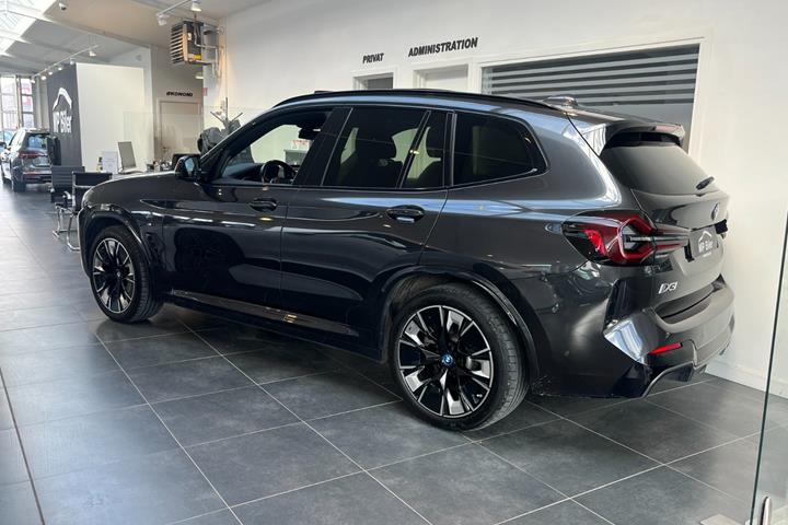 Sort BMW iX3 fra 2024