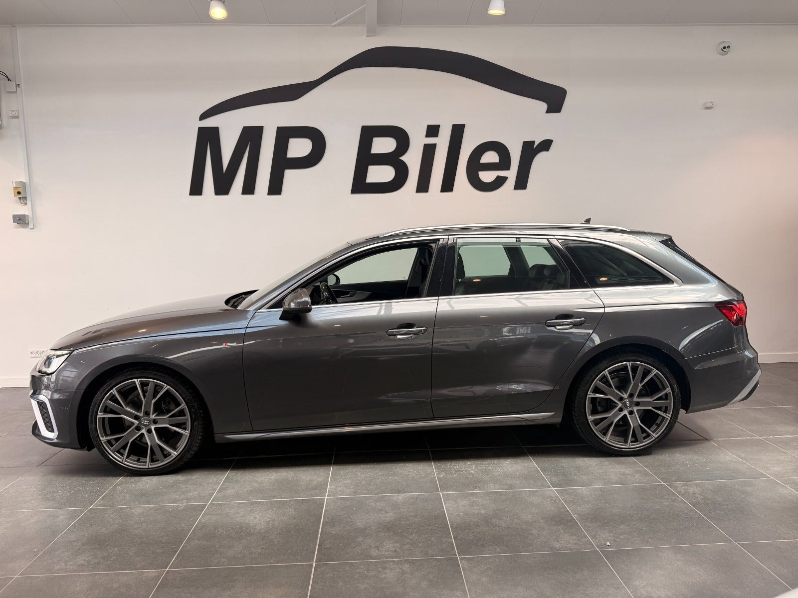 Grå Audi A4 fra 2020
