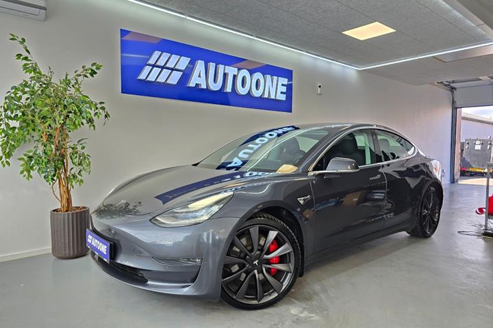Grå Tesla Model 3 fra 2020