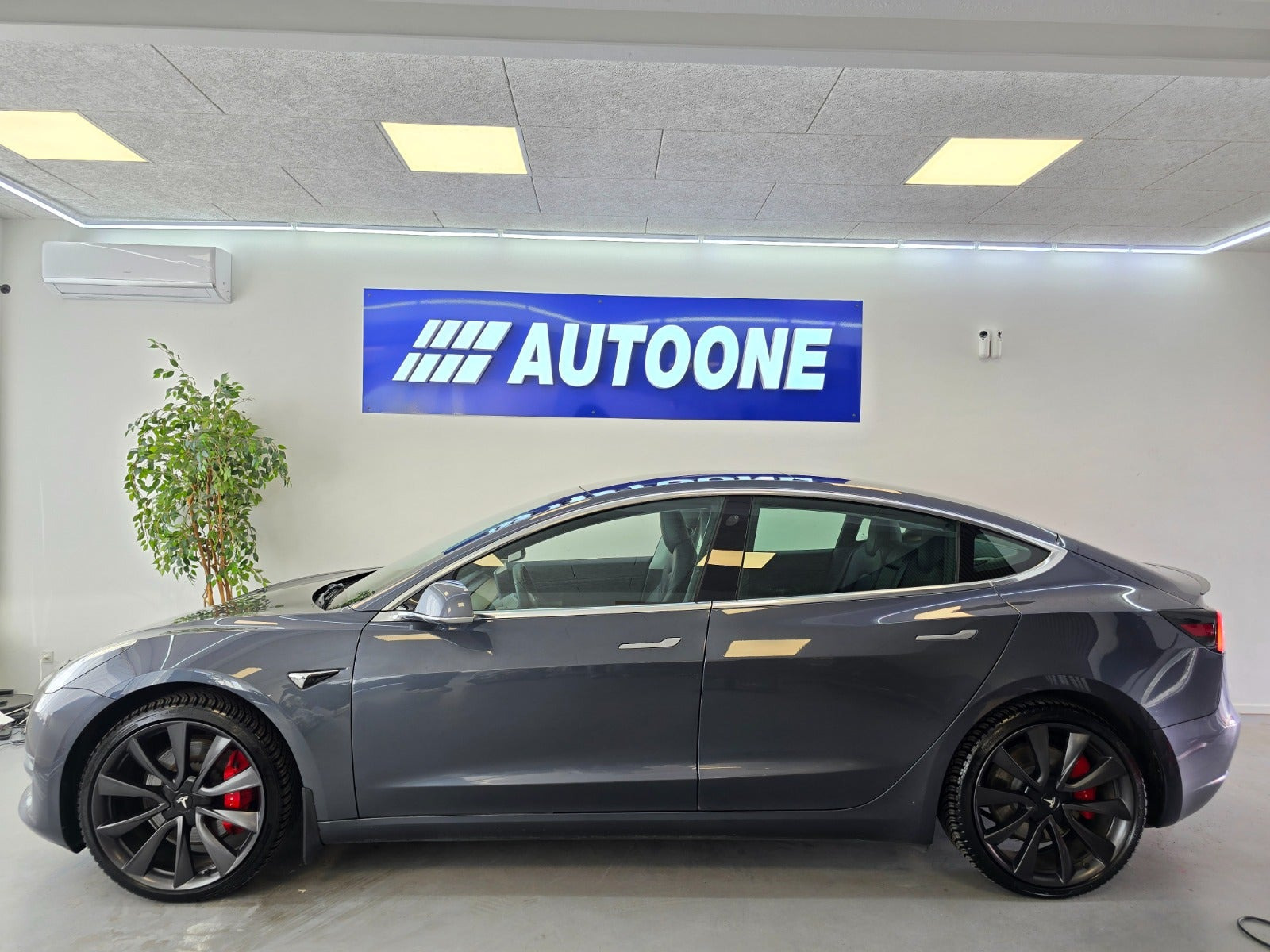 Grå Tesla Model 3 fra 2020