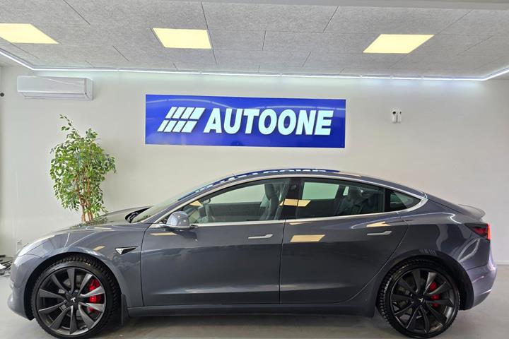 Grå Tesla Model 3 fra 2020