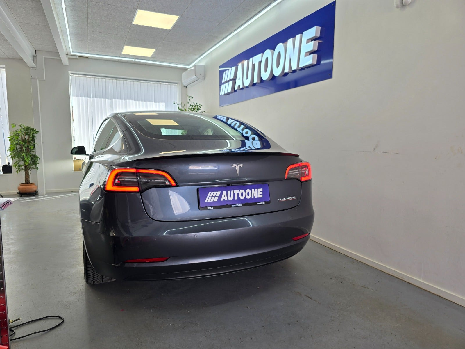Grå Tesla Model 3 fra 2020