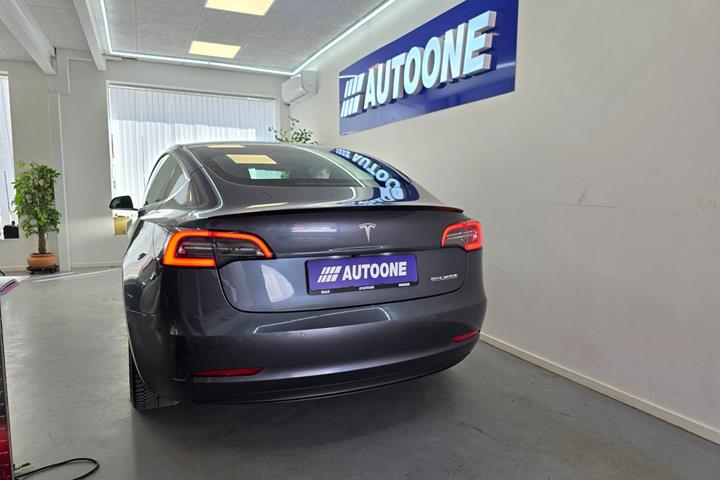 Grå Tesla Model 3 fra 2020