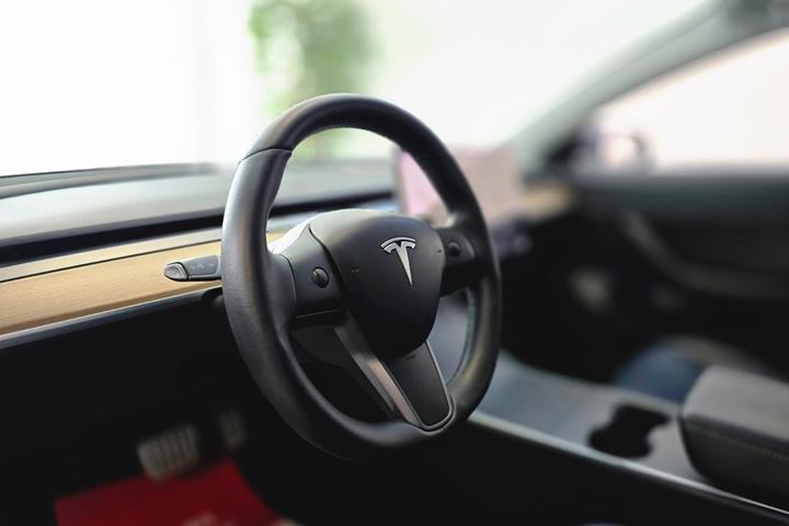 Grå Tesla Model 3 fra 2020