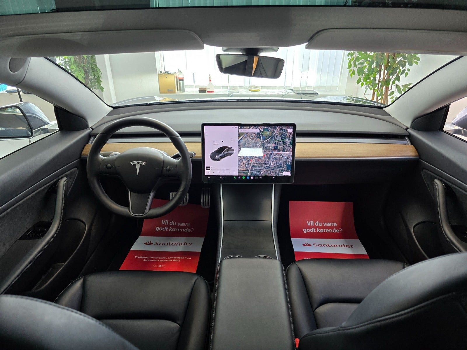 Grå Tesla Model 3 fra 2020