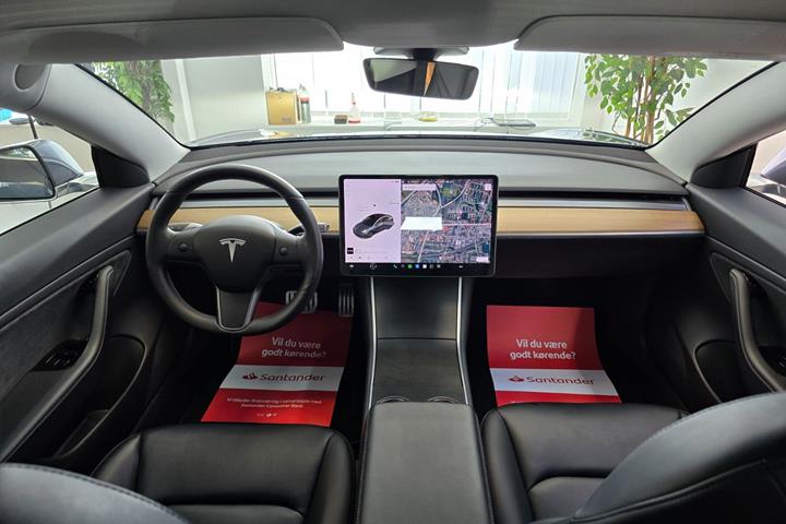 Grå Tesla Model 3 fra 2020