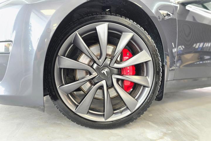Grå Tesla Model 3 fra 2020