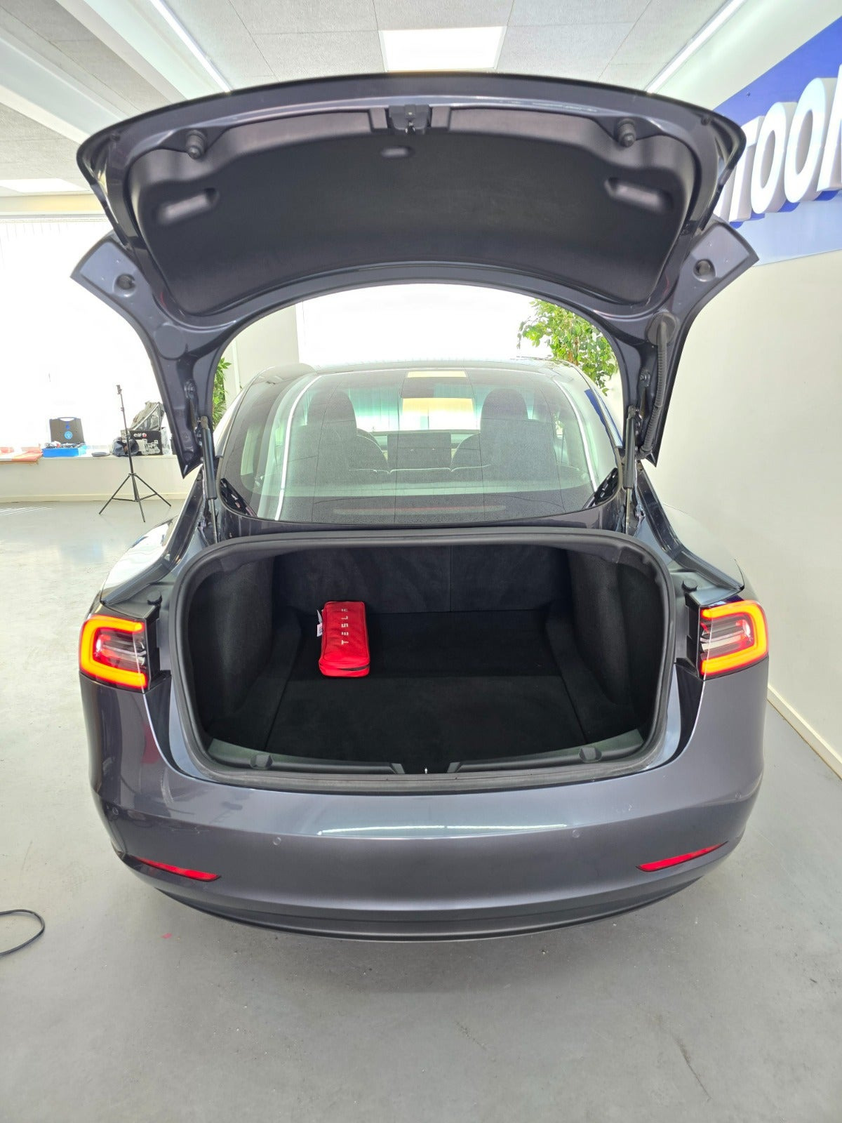 Grå Tesla Model 3 fra 2020