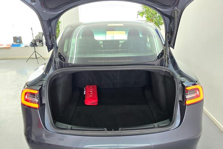 Grå Tesla Model 3 fra 2020