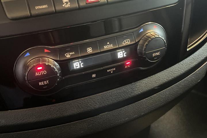 Hvid Mercedes Vito 114 fra 2021