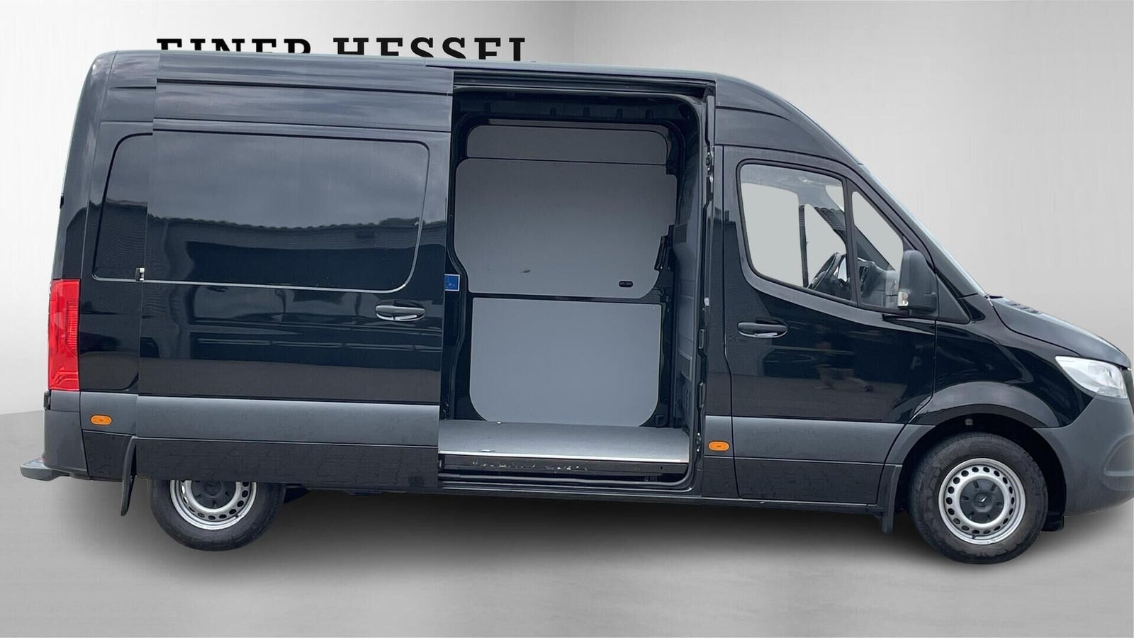 Sort Mercedes Sprinter 215 fra 2022