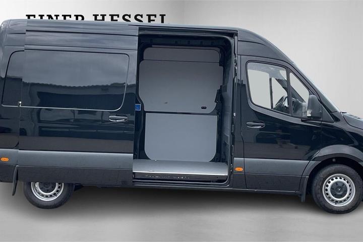 Sort Mercedes Sprinter 215 fra 2022