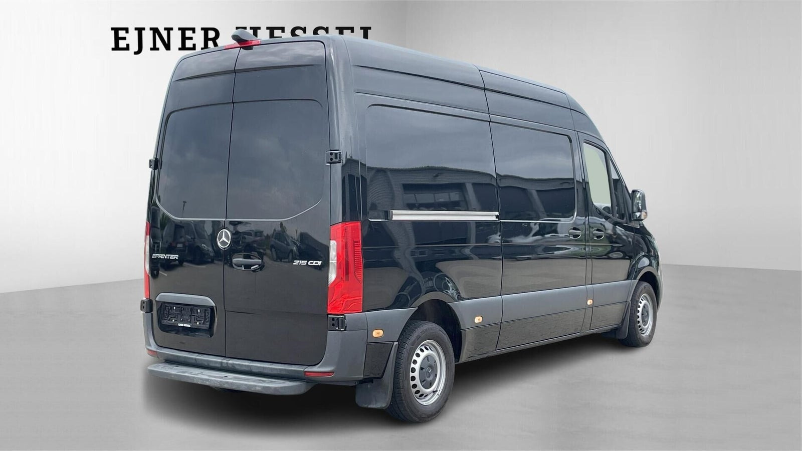 Sort Mercedes Sprinter 215 fra 2022