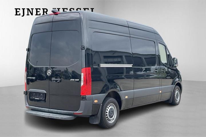 Sort Mercedes Sprinter 215 fra 2022