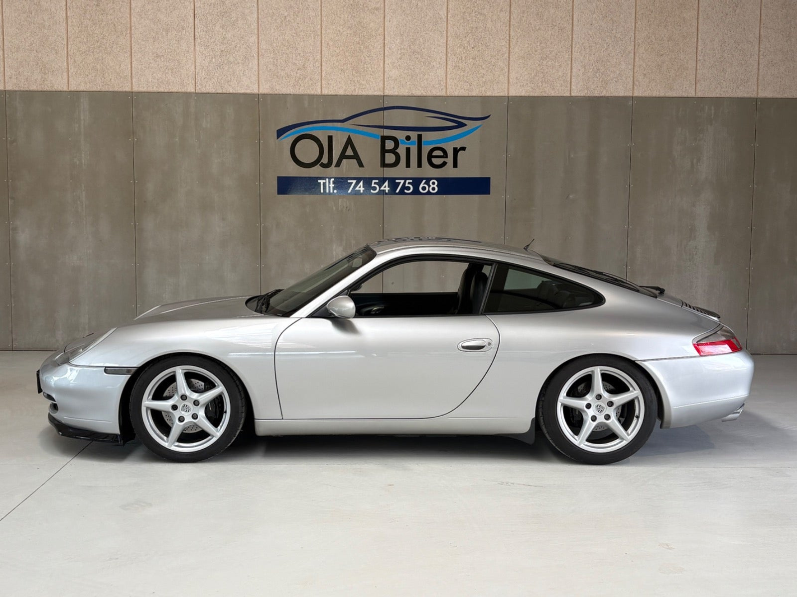 Sølv Porsche 911 Carrera fra 1999