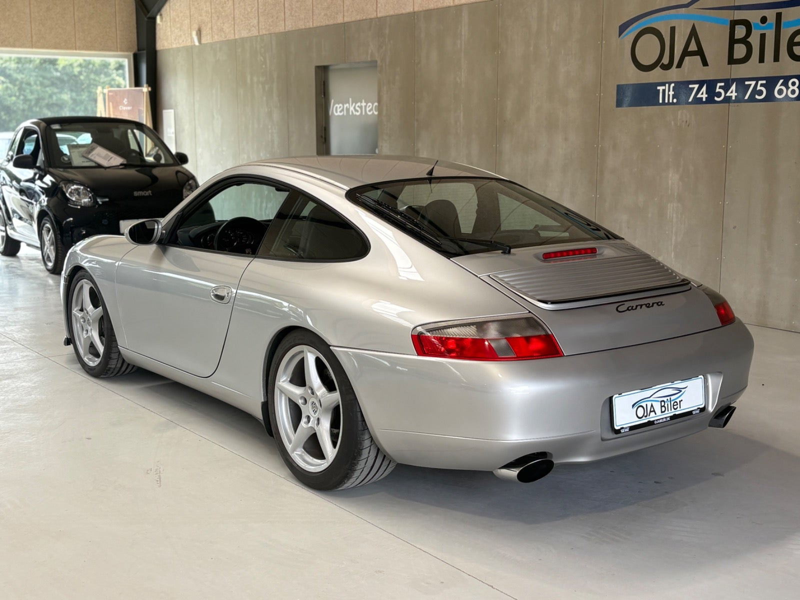 Sølv Porsche 911 Carrera fra 1999
