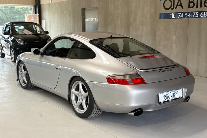 Sølv Porsche 911 Carrera fra 1999