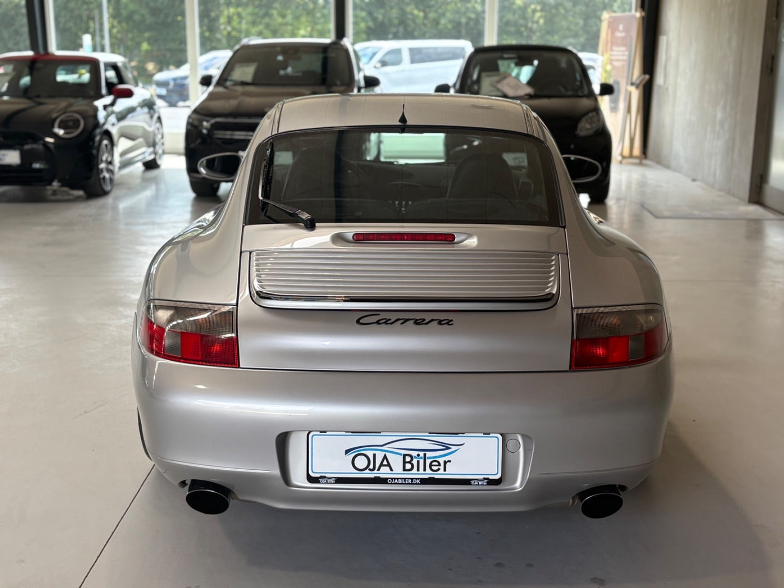 Sølv Porsche 911 Carrera fra 1999