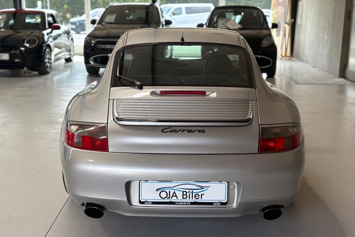 Sølv Porsche 911 Carrera fra 1999