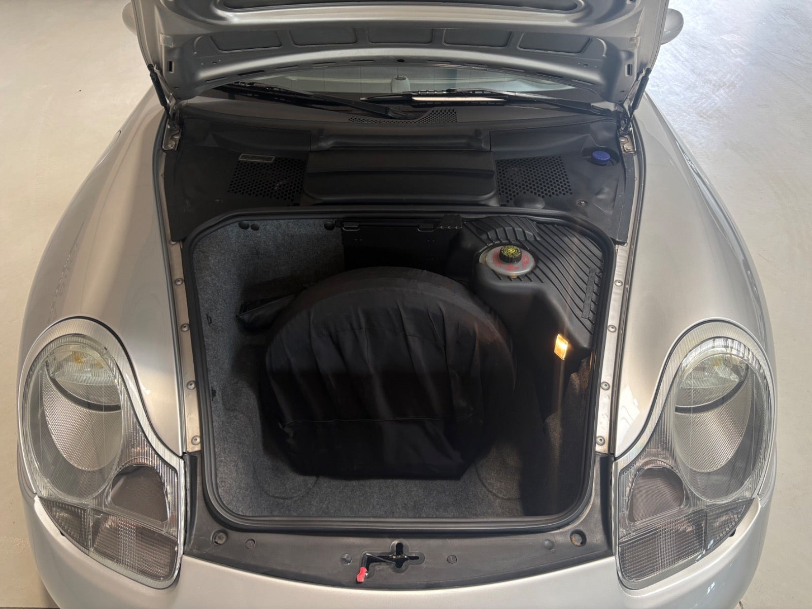 Sølv Porsche 911 Carrera fra 1999